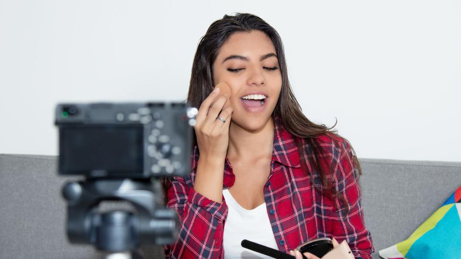 Creatorin nimmt mit einer Kamera ein Beauty-Video für eine Markenkampagne auf